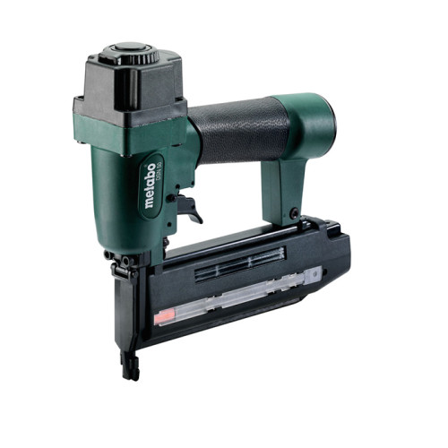 Pistolul pneumatic METABO DSN 50 de batut cuie